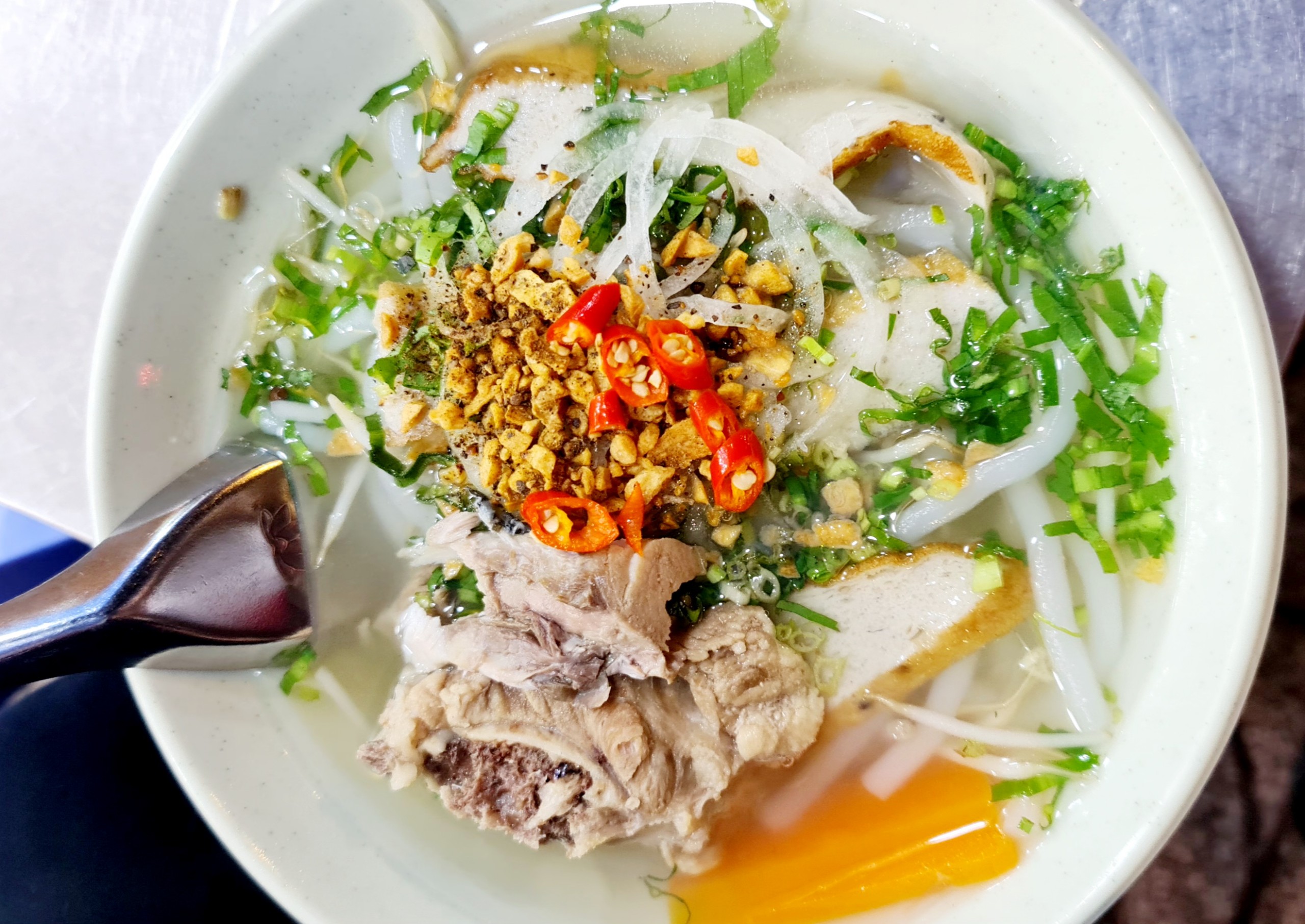 Bánh canh chả cá đặt biệt (chả cá thu, chả cá tươi, thịt / Xương / Giò heo / Trứng cút )